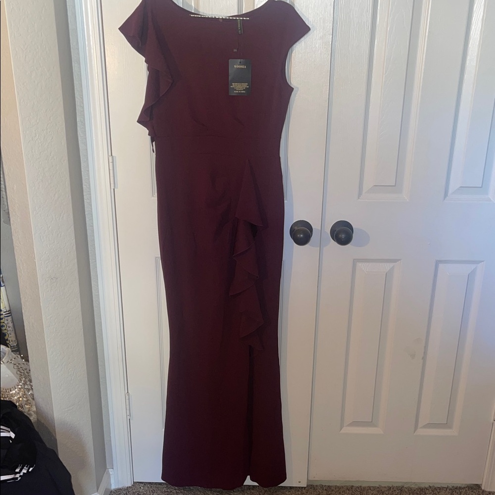 Elegant Burgundy Maxi Dress